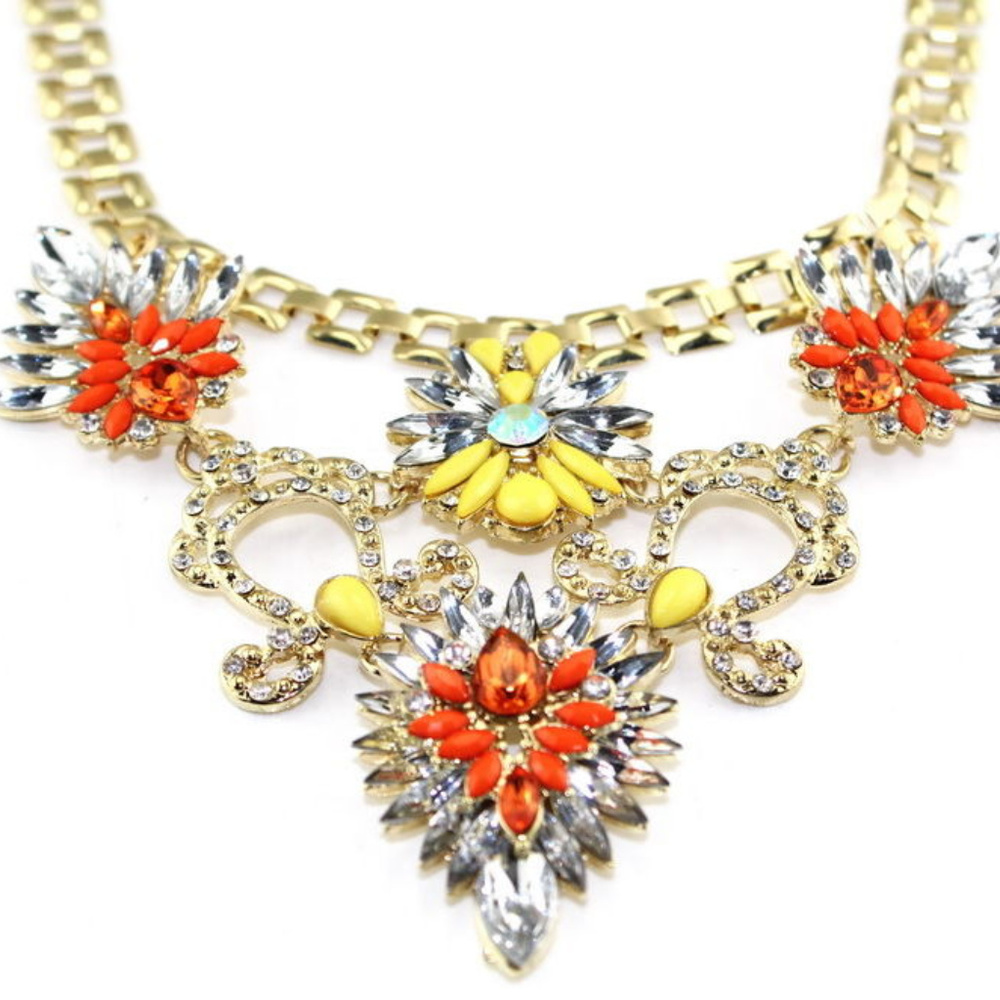 BRAND NEW ** BEAUTIFUL STATEMENT NECKLACE